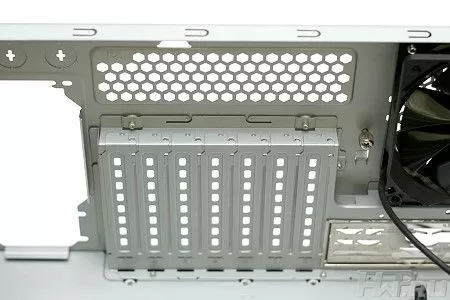 Корпус Thermaltake Element T - вентиляция слотов расширения