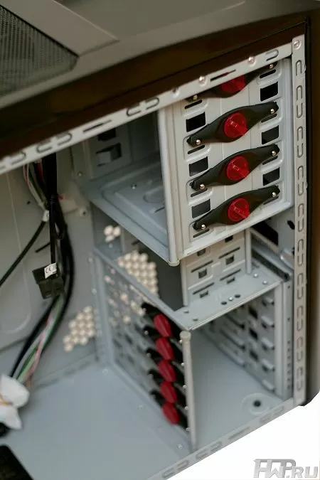 Корпус Thermaltake V9 внутри
