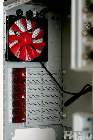 Корпус Thermaltake V9 внутри