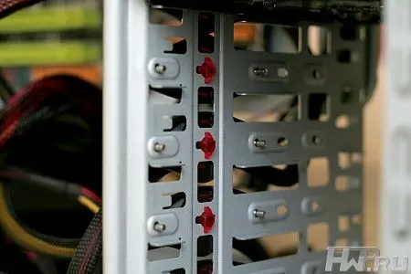 Корпус Thermaltake V9 внутри