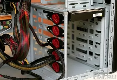 Корпус Thermaltake V9 внутри