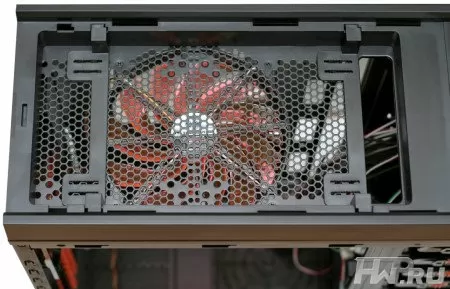 Внутреннее пространство корпуса Xigmatek Utgard