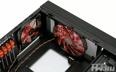 Внутреннее пространство корпуса Xigmatek Utgard