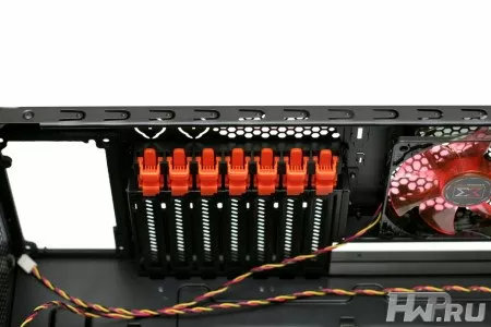 Внутреннее пространство корпуса Xigmatek Utgard