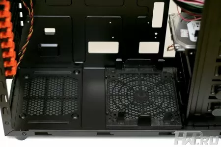 Внутреннее пространство корпуса Xigmatek Utgard