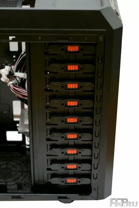 Внутреннее пространство корпуса Xigmatek Utgard