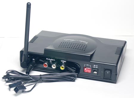 Корпус AverMedia AverSender 300 с подключенным удлиннителем ИК