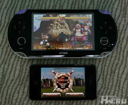 Игровая консоль Iconbit XFire и iPhone в темноте