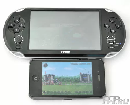 Игровая консоль Iconbit XFire и IPhone на солнце
