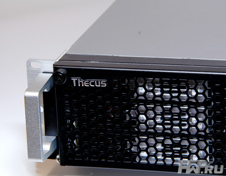 СХД Thecus N8800 - вид спереди
