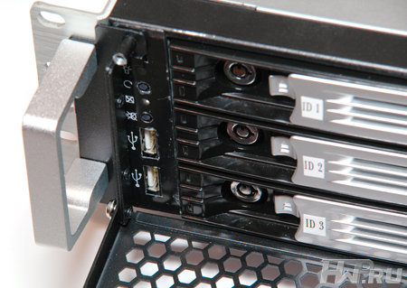 СХД Thecus N8800 - кнопки управления