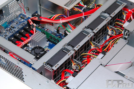 СХД Thecus N8800 - внутреннее пространство