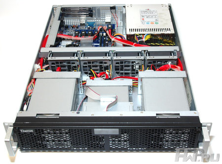 СХД Thecus N8800 - внутреннее пространство