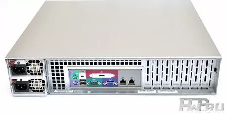 Вид сзади - NetGear ReadyNAS 3200