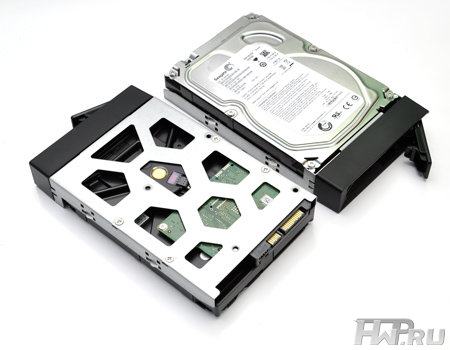 Synology RackStation RS212 - два жестких диска