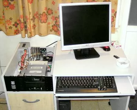 Стол со встроенным компьютером без столешницы