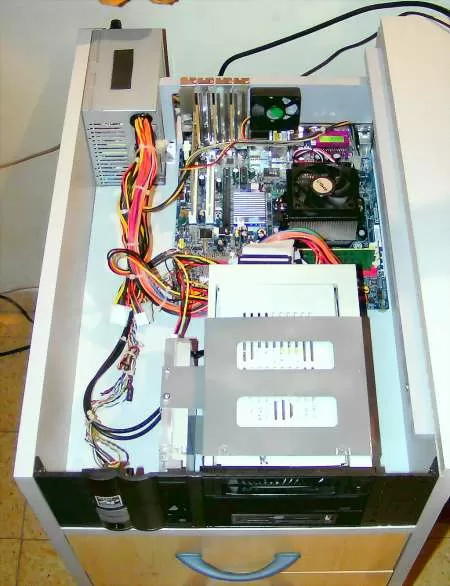 Стол со встроенным компьютером в разобраном виде