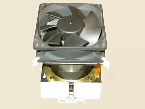 А теперь всё в сборе: на кулер установлен вентилятор через переходник