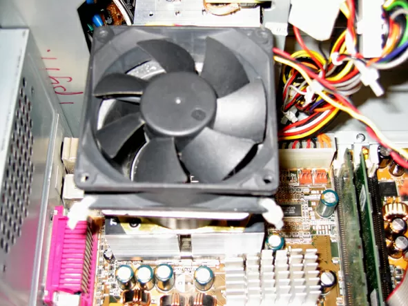 Моддинговый кулер в компьютере