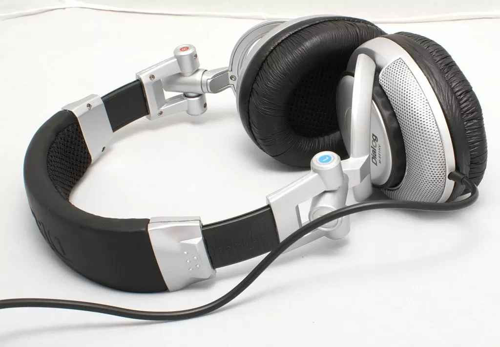 вакуумные наушники с проводами. сколько сделать наушники. самопальные наушники. гарнитура из наушников. переделка наушников в беспроводные.